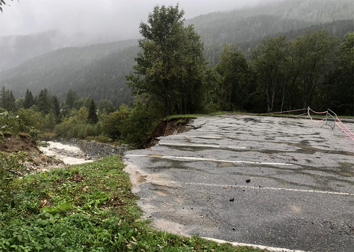 Anzasca: frane sulla strada statale, a Macugnaga crolla il ponte pedonale per Dorf