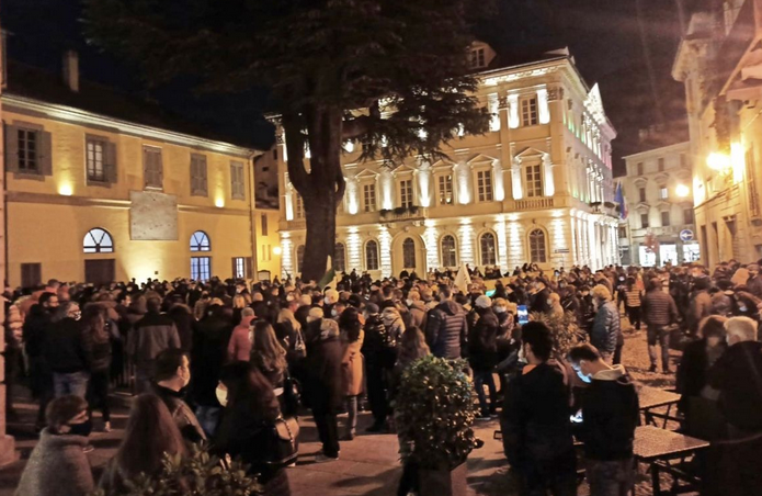 Rabbia, preoccupazione, disagio. Il dissenso della piazza domese per le restrizioni anticovid
