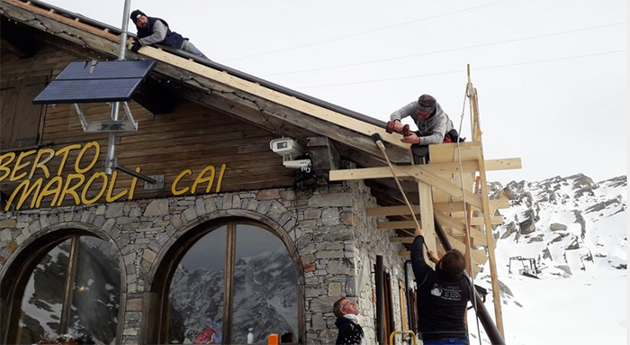 Completati i lavori di riparazione della copertura del rifugio del Cai al Monte Moro. Foto
