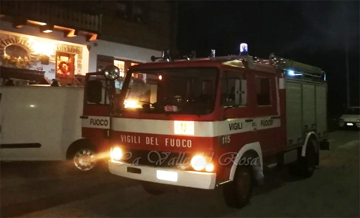 Incendio di una canna fumaria a Staffa, intervento dei Vigili del fuoco