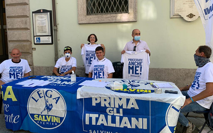 Gazebo della Lega per la mozione di sfiducia alla ministra dell’istruzione: “bocciare la Azzolina"