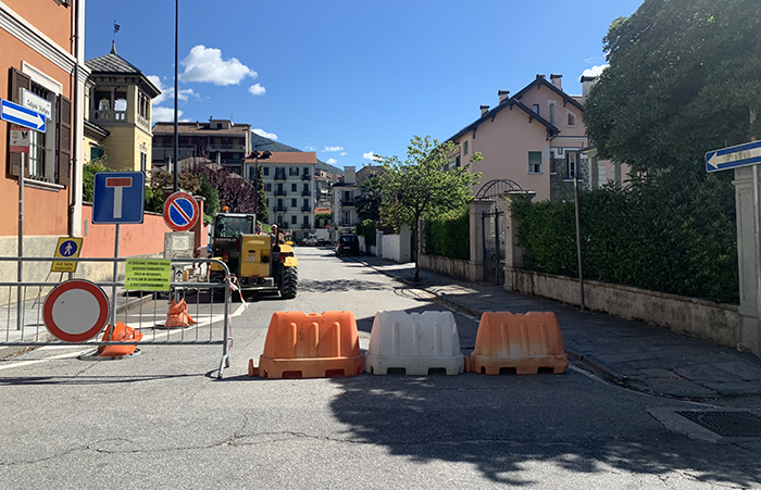 Tagliate le piante di via Calpini, si rifanno i marciapiedi