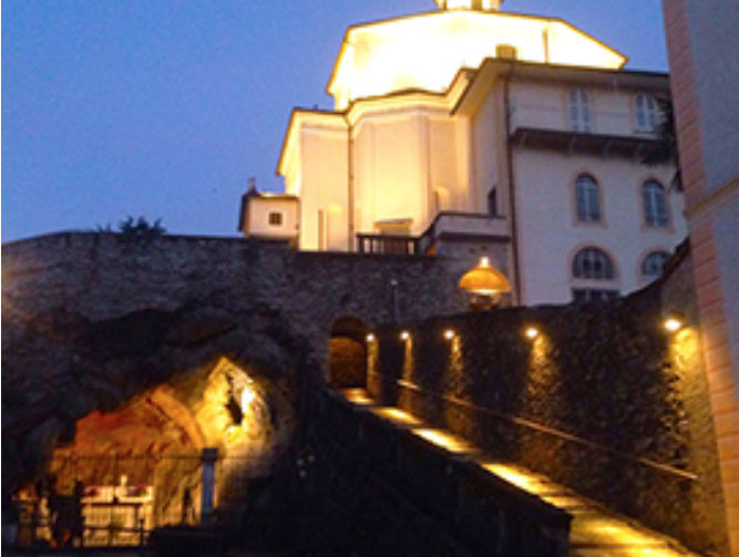 Domo: si accendono per la prima volta le nuove luci della via Crucis del Calvario