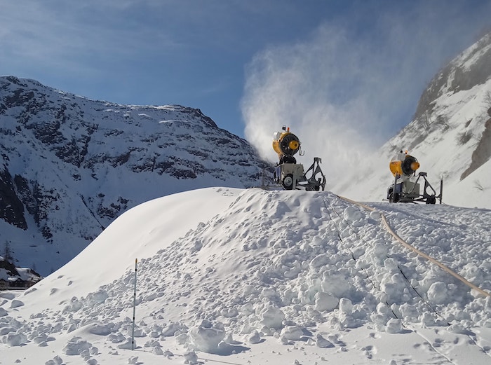 Formazza: una "montagna" di neve conservata sotto i teli geotermici  