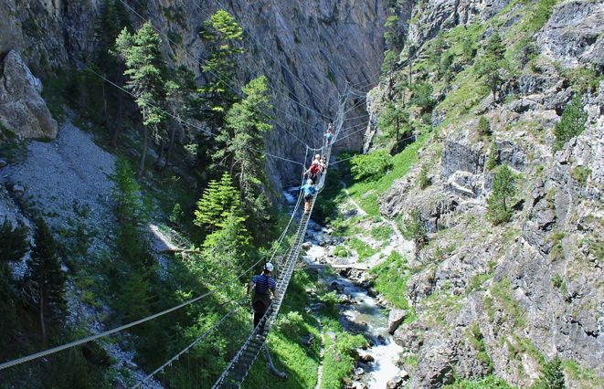 Preioni e Bellotti a proposito del ponte tibetano: serve, fa economia in una valle debole