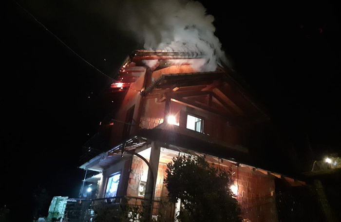 Incendio al tetto di una villetta di Omegna. Ingenti danni, nessuna persona coinvolta