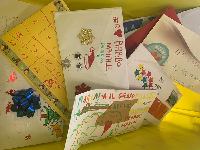 Tantissime letterine per Babbo Natale imbucate nelle cassette di Poste italiane del Vco: "Consegnate tutte!"