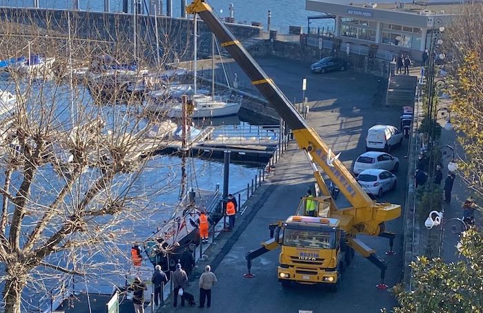 Rimossa con una gru la spazzatrice rimasta in bilico al porto di Intra 