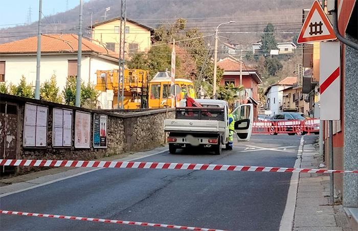 Autoveicolo sfonda passaggio a livello a Omegna, traffico in tilt