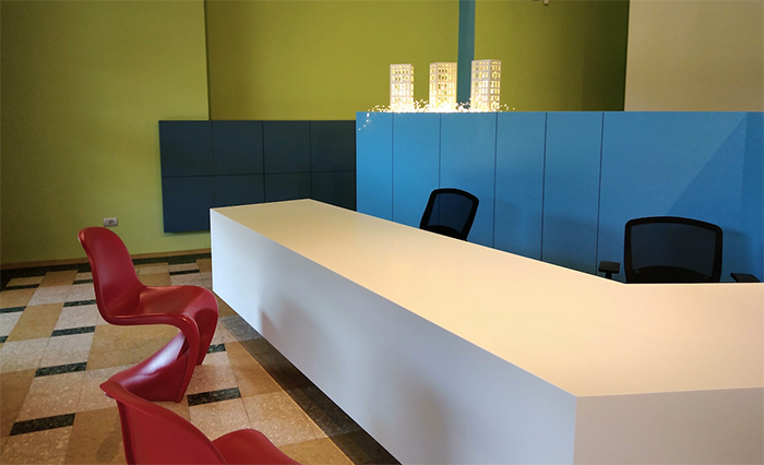 Criticato il nuovo Infopoint turistico in stazione. I partner svizzeri dell'Interreg: “Sbagliato farlo sul binario1”