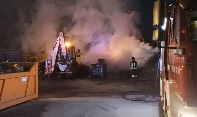 Incendio alla piattaforma ecologica di Borgomanero