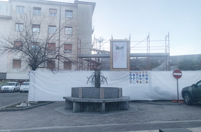 "Tutti colpevoli" chiede dove andrà la lapide dei 3 partigiani fucilati in Piazza Carceri "dove adesso verranno i bagni pubblici"