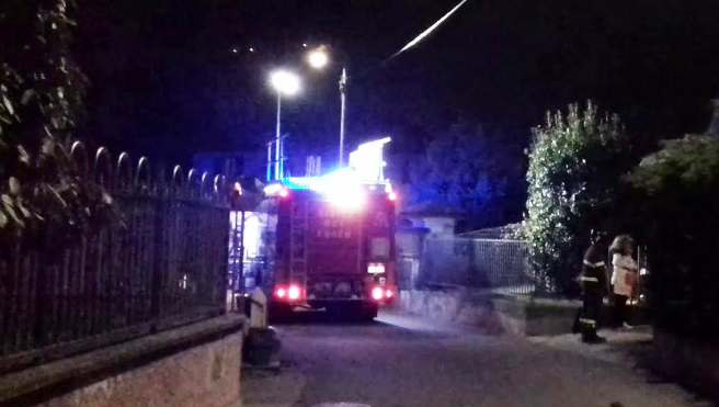 Scintille e principio d'incendio nel camino, intervento dei VVF a Beura