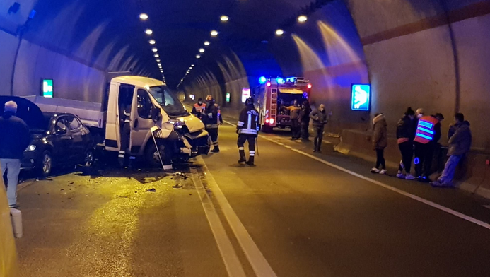 Un furgone e quattro auto coinvolte nell'incidente in galleria sulla 337. Fotogallery