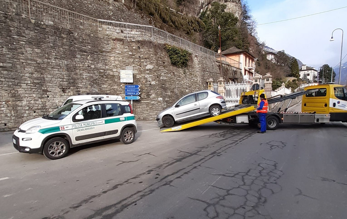 Tre auto trovate senza assicurazione o bollo: rimosse con il carro attrezzi