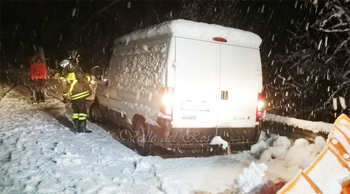  Piante sulla strada e furgone bloccato per la neve. Interventi dei Vvf