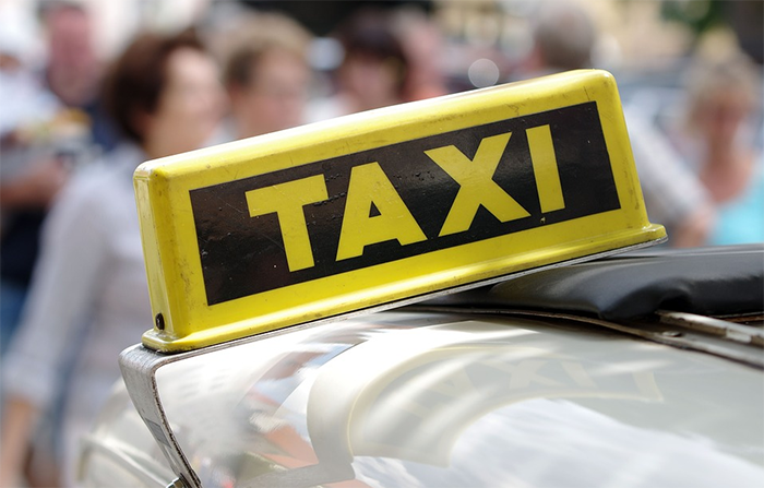 La rocambolesca fuga (in taxi) del senegalese positivo al covid