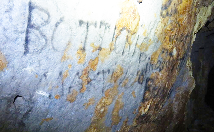 I nomi degli antichi minatori scoperti sulle pareti delle miniere d’oro della valle Antrona. Foto