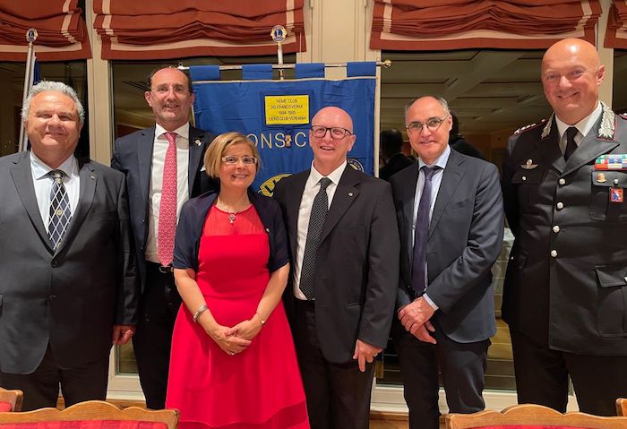 L'assessore Bozzuto nuova presidente dei Lions, il club consegna 10mila euro all'Emporio dei Legami 