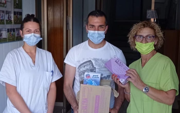 Il Cantante della Solidarietà dona una fornitura di guanti alla Rsa di Crodo 