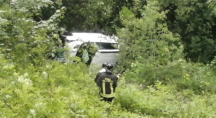 Un Range Rover con cinque persone a bordo sfonda il rail e rotola verso valle per decine di metri. Illesi. Foto