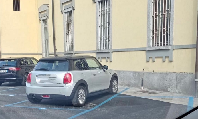 Perplessità dei domesi sui posteggi a lisca di pesce e sull'ex marciapiede. Le risposte dell' Ufficio tecnico