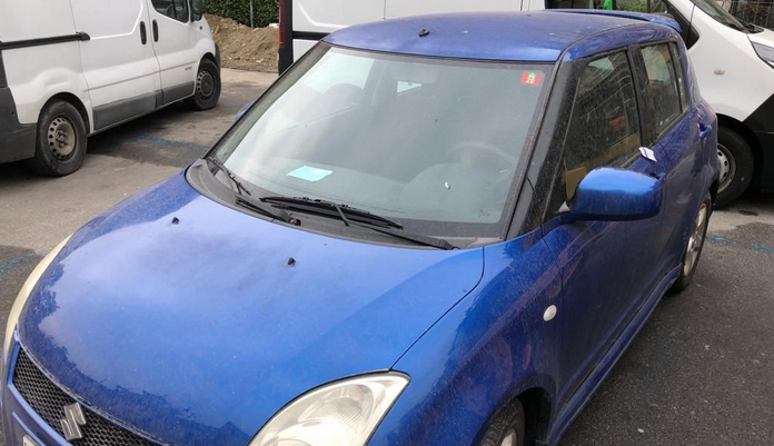 Svizzero lascia da mesi l'auto posteggiata (e aperta) in piazza Stazione. Spostata a mano per iniziare i lavori