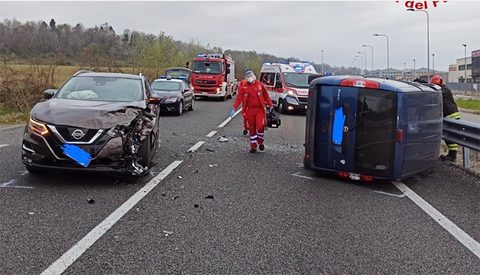 Scontro tra due auto, una si ribalta. Persona portata al Dea