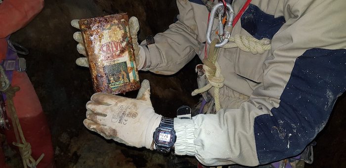 Da una miniera della Valle Antrona spunta una latta d'olio di cento anni fa, gli speleologi la restituiscono all'azienda produttrice - VIDEO 