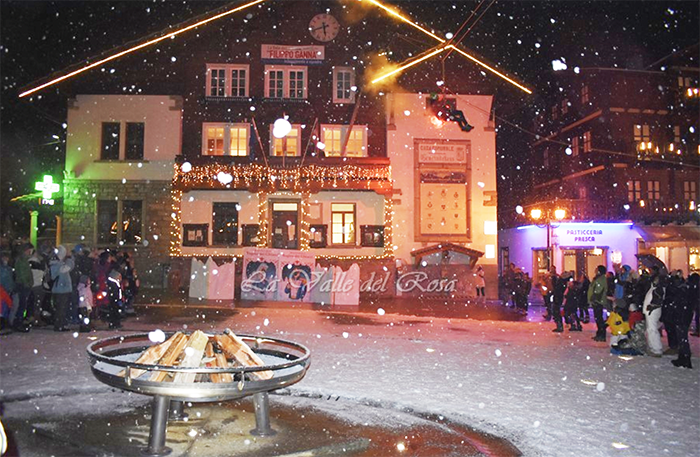 Spettacolare accensione volante del braciere in centro a Macugnaga: parte la nuova tagione turistica invernale. FOTO