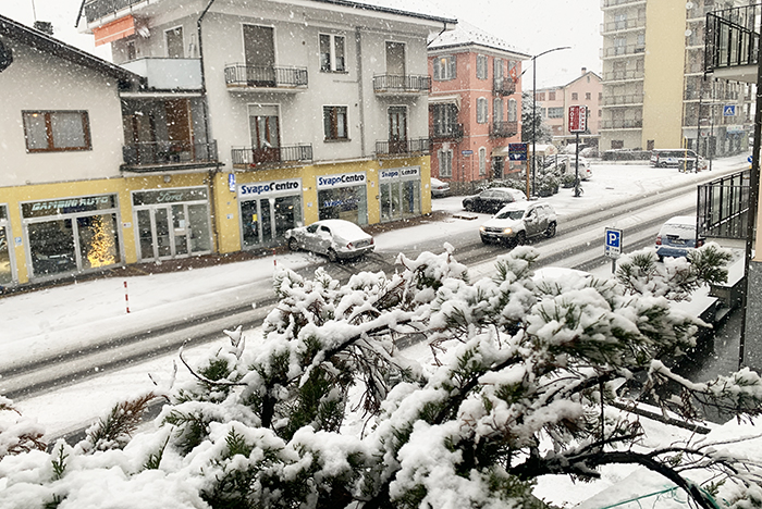 E' arrivata la neve, il picco di accumulo intorno all'ora di pranzo. Giovedì sole
