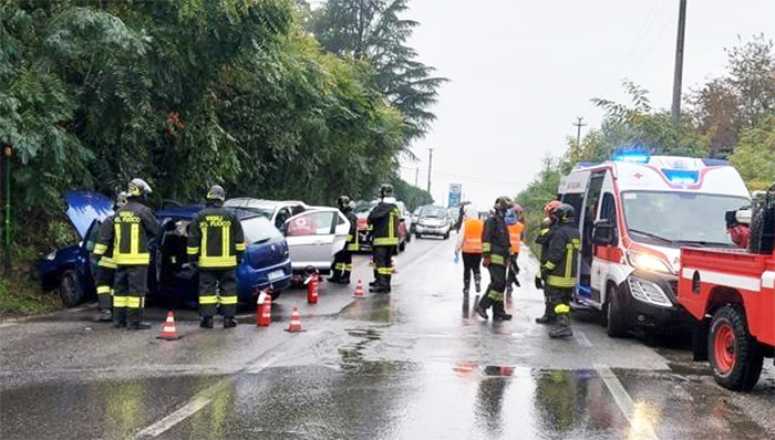 Schianto tra due auto, quattro feriti di cui uno elitrasportato al Dea