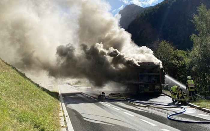 Grosso camion britannico a fuoco mentre scende dal Sempione. Non trasportava merci pericolose