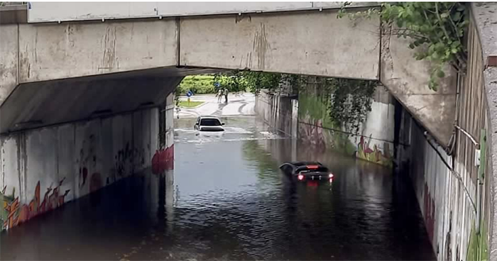 Auto sommersa dall’acqua nel sottopasso Nosere durante il temporale: “Intervenite, è pericolosissimo”