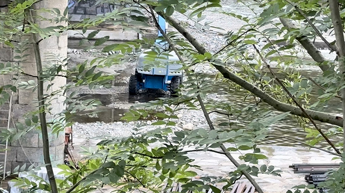 Mezzo da opera si ribalta finendo nel greto del fiume Toce, nessun ferito