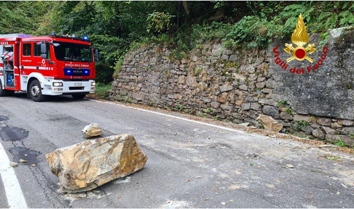 Le piogge provocano la caduta di un grosso masso sulla strada per Bognanco