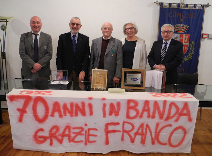 Festeggiati a Varzo i 70 anni di attività bandistica di Franco Biselli: "La musica mantiene giovani"