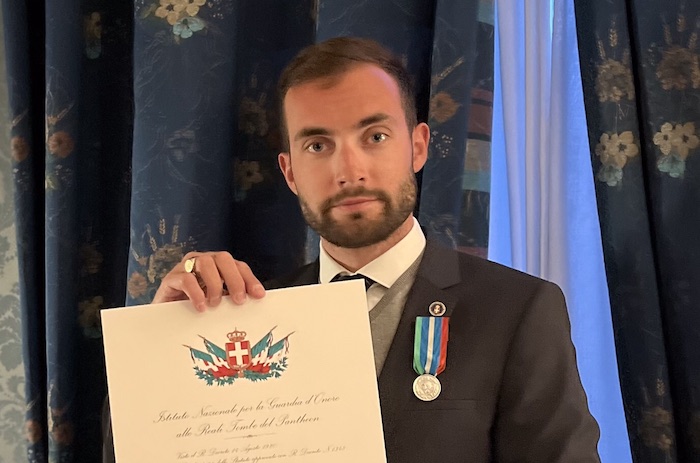 Al mergozzese Carlo Fedeli la medaglia di benemerenza delle Guardie d'onore alle Reali tombe del Pantheon 