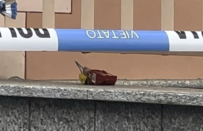 Ordigno artigianale con sostanze infiammabili.Il pacco bomba preso dagli artificieri