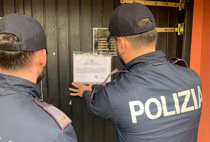 Risse e persone moleste. Chiuso per 10 giorni un locale pubblico novarese: "Titolare reticente a consegnare la videosorveglianza"