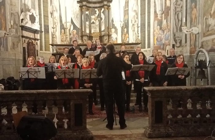 Il coro Tre Ponti ha aperto le manifestazioni natalizie a Crevola