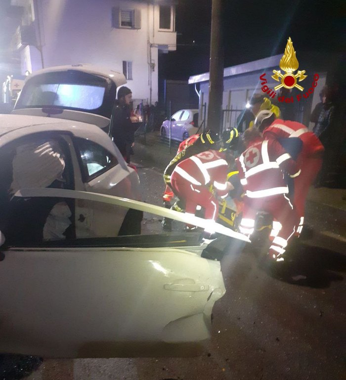 Incidente in Borgata Castanedo: auto fuori strada, domese gravemente ferito 