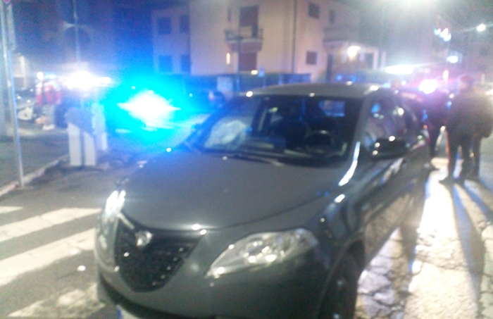 Incidente in centro città, pedone investito sulle strisce. Portato al Dea