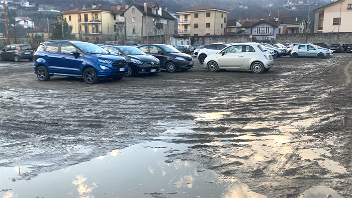 Si getta ghiaia nel parcheggio del Rosmini, divieto di sosta in metà dei posti