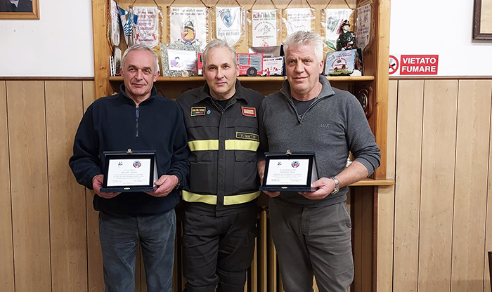 Due targhe di ringraziamento ai vigili del fuoco ossolani andati in pensione