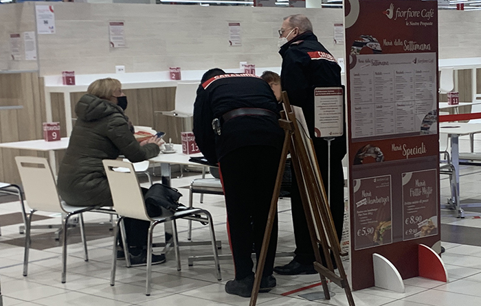 Controlli dei carabinieri, per il green pass nei locali, con l'entrata in vigore delle nuove norme