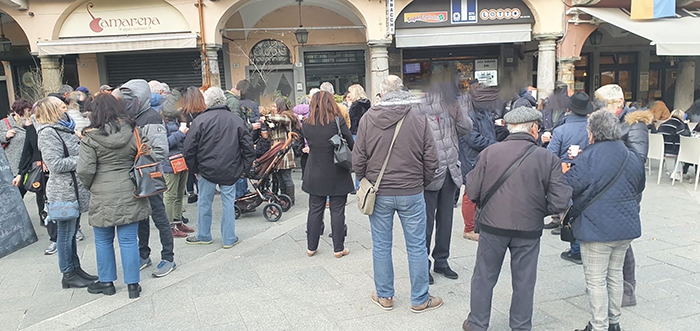 In piazza Mercato in tanti all'aperitivo “libero”, manifestazione di protesta contro il green pass