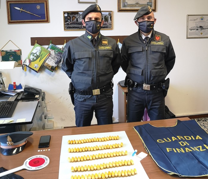 Cento ovuli di cocaina (un chilo e 200 grammi) tenuti in pancia: corriere della droga arrestato a Domo 