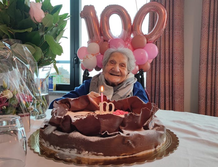 Isabella, 100 anni festeggiati nella rsa con un messaggio alle donne: siamo la forza trainante del mondo 