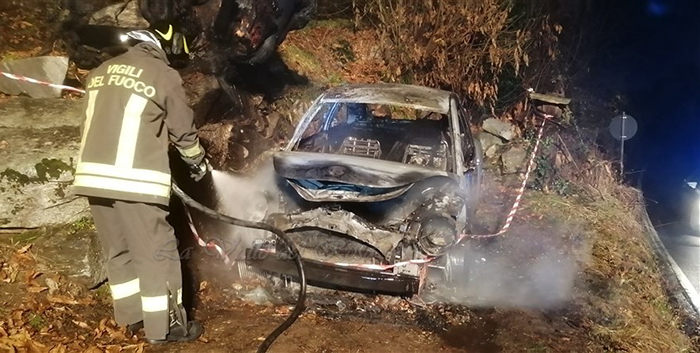 Auto in fiamme a bordo strada: indagini sulle cause. Foto